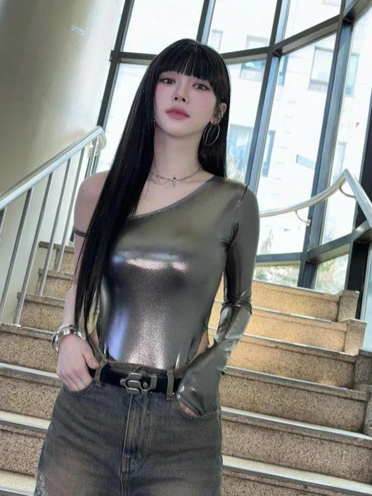 에스파 카리나 초밀착 의상 슬림한 체격에 웅장한 미드 에스파 카리나 초밀착 의상 슬림한 체격에 웅장한 미드2.jpg